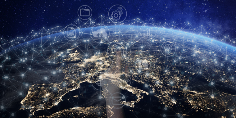 Sur de Europa de noche con un mapa de conexión y una imagen superpuesta que representa las tecnologías de telecomunicación